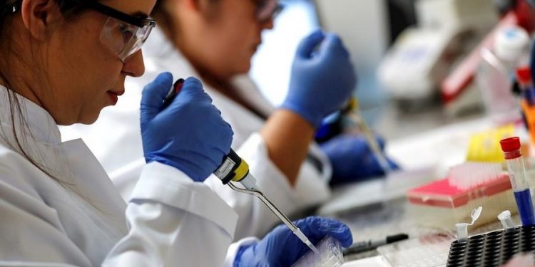 VACUNAS PROMETEDORAS CONTRA LA COVID PONEN PRESIÓN EN EL RESTO DE ENSAYOS