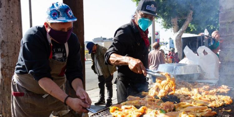 VENDEDORES AMBULANTES ENFRENTAN LA PANDEMIA CON APOYO A NECESITADOS