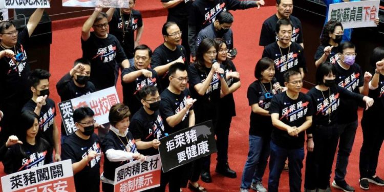 «VUELAN» VÍSCERAS DE CERDO EN EL PARLAMENTO DE TAIWÁN