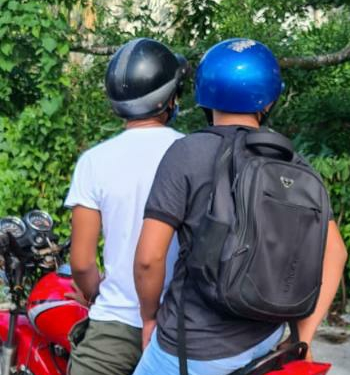 ELEMENTOS DE La POLICÍA QUINTANA ROO ASEGURAN MOTO CON UNA PRESUNTA PLACA SOBREEXPUESTA Y DETIENEN A CONDUCTOR