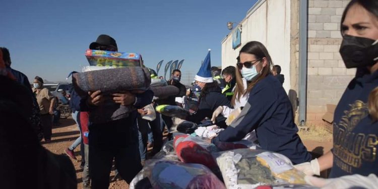 CAUDILLOS DE CHIHUAHUA HACEN «TOUCHDOWN» SOCIAL REGALANDO CENAS NAVIDEÑAS EN ZONAS VULNERABLES