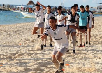 HACEN ‘LA OLA’ EN PUERTO MORELOS