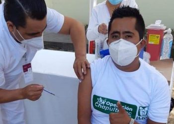 VACUNA AL PRIMER QUINTANARROENSE CONTRA EL COVID