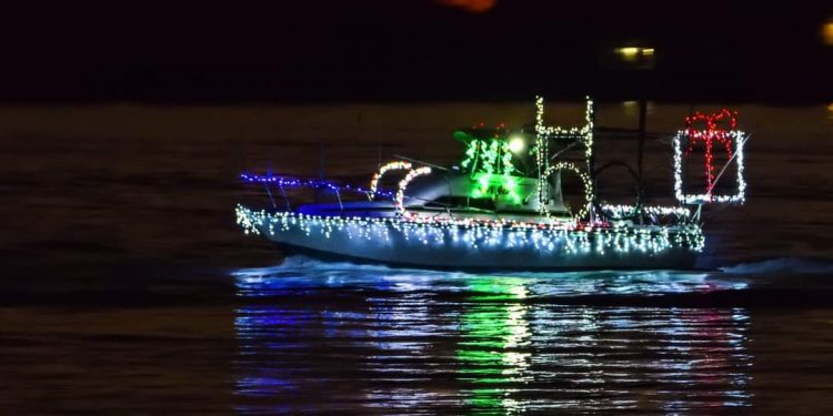 DESFILAN BARCOS EN GUAYMAS