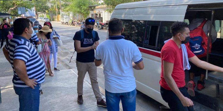 SEÑALIZAN SANA DISTANCIA EN PARADEROS DE TULUM