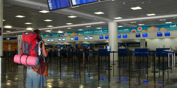 CAEN OPERACIONES DEL AEROPUERTO DE CANCÚN POR DEBAJO DE LOS 400