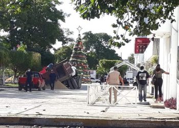 SE HUNDE VOLQUETE EN FALLIDA OBRA DE REMODELACIÓN DEL PARQUE LA ALAMEDA