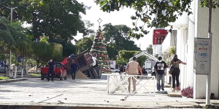 SE HUNDE VOLQUETE EN FALLIDA OBRA DE REMODELACIÓN DEL PARQUE LA ALAMEDA
