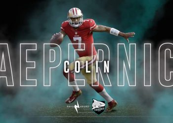 COLIN KAEPERNICK FIRMA CON TIBURONES DE CANCÚN