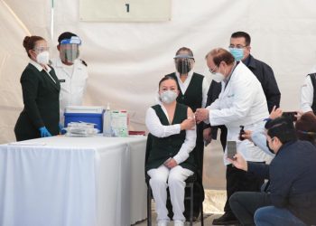 EN COAHUILA, PERSONAL DEL SECTOR SALUD Y DEL EJÉRCITO MEXICANO RECIBEN VACUNA CONTRA COVID-19