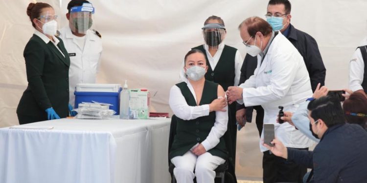 EN COAHUILA, PERSONAL DEL SECTOR SALUD Y DEL EJÉRCITO MEXICANO RECIBEN VACUNA CONTRA COVID-19