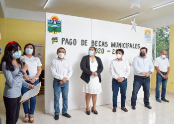 ENTREGA VÍCTOR MAS TAH BECAS ESCOLARES