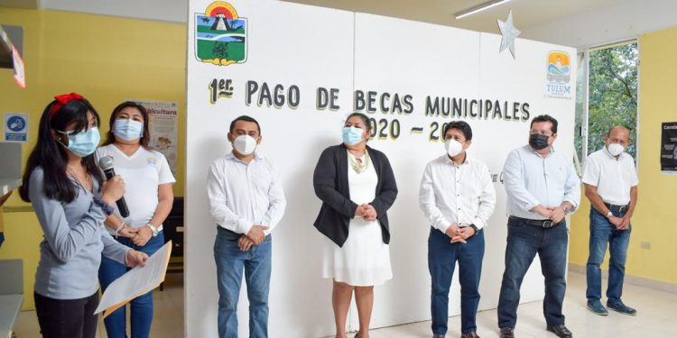 ENTREGA VÍCTOR MAS TAH BECAS ESCOLARES