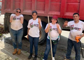 ENCABEZA REGIDORA BÁRBARA DELGADO BRIGADAS DE LIMPIEZA EN PLAYA DEL CARMEN