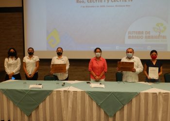 LOS CECYTE I Y IV DE CANCÚN RECIBEN DISTINTIVO POR MANEJO AMBIENTAL