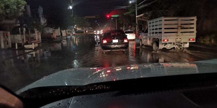 LLUVIAS DE LA MADRUGADA INUNDAN EN CANCÚN