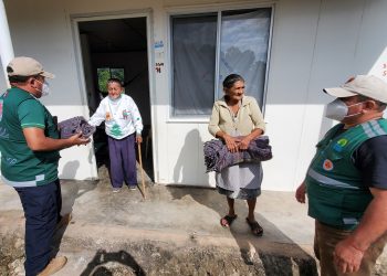 ENTREGAN COBERTORES A FAMILIAS VULNERABLES DE OPB PARA CUBRIRSE DEL FRIO