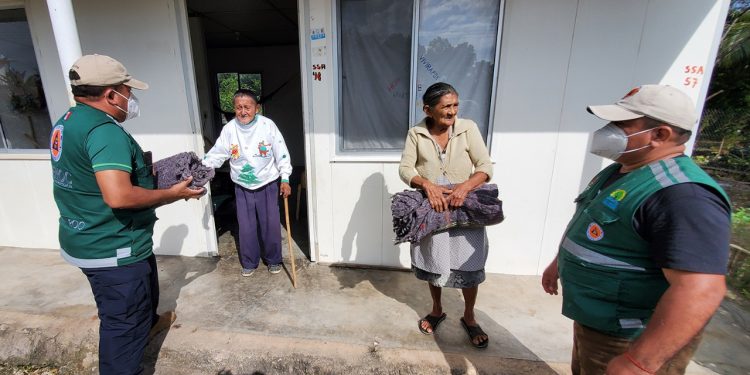 ENTREGAN COBERTORES A FAMILIAS VULNERABLES DE OPB PARA CUBRIRSE DEL FRIO