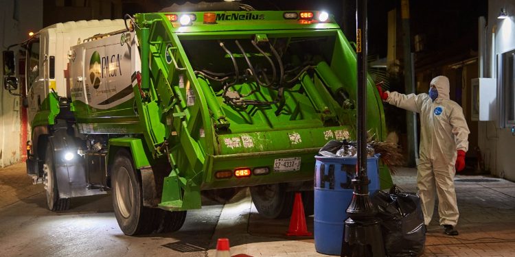 LIMPIAN DE DIVERSOS RESIDUOS LAS PLAYAS Y HOSPITALES DE COZUMEL
