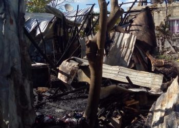 CORTO CIRCUITO PROVOCA INCENDIO QUE ARRASA CON UNA PALAPA