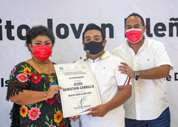 ENTREGA JUAN CARRILLO PREMIO AL “MÉRITO JOVEN ISLEÑO 2020”