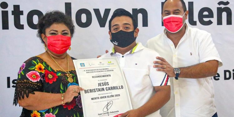 ENTREGA JUAN CARRILLO PREMIO AL “MÉRITO JOVEN ISLEÑO 2020”