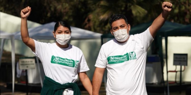 ENFERMEROS DE QUINTANA ROO RECIBEN VACUNA CONTRA EL COVID-19