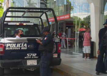 DETIENEN A 2 SUJETOS POR RETENER A UNA MUJER EN LA TERMINAL ADO EN CANCÚN