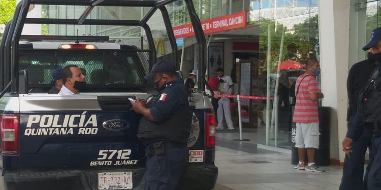DETIENEN A 2 SUJETOS POR RETENER A UNA MUJER EN LA TERMINAL ADO EN CANCÚN