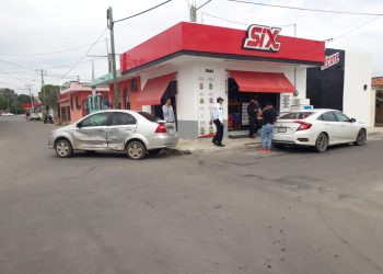 DAÑOS POR 100 MIL PESOS DEJA APARATOSA VOLCADURA EN LA COL. ADOLFO L. MATEOS