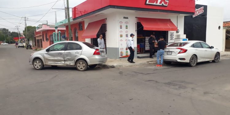 DAÑOS POR 100 MIL PESOS DEJA APARATOSA VOLCADURA EN LA COL. ADOLFO L. MATEOS