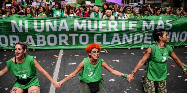 DIPUTADOS EN ARGENTINA APRUEBAN LEGALIZACIÓN DEL ABORTO