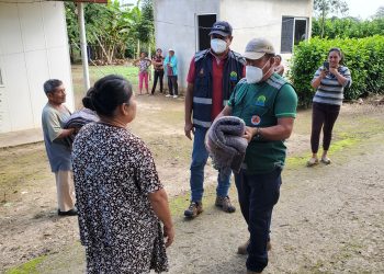 COMUNIDADES DE SAN PEDRO PERALTA Y LIMONAR RECIBEN COBERTORES DE MANOS DE PERSONAL DE COEPROC