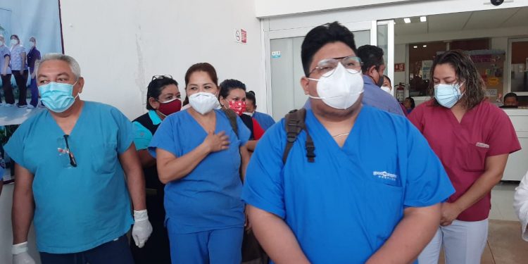 TRABAJADORES DE LA SALUD DEL HOSPITAL GENERAL EN CHETUMAL SE MANIFIESTAN PARA SOLICITAR BONOS POR SU TRABAJO