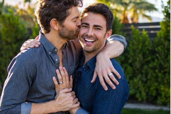 AARON SAMUELS DE ‘CHICAS PESADAS’ SE COMPROMETIÓ CON SU NOVIO