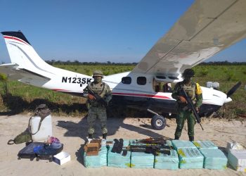 EJÉRCITO Y FUERZA AÉREA MEXICANOS ASEGURAN UNA AERONAVE QUE INGRESÓ AL TERRITORIO NACIONAL EN FORMA ILÍCITA CON MÁS DE 350 KILOGRAMOS DE POSIBLE COCAÍNA