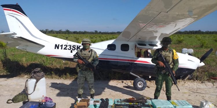EJÉRCITO Y FUERZA AÉREA MEXICANOS ASEGURAN UNA AERONAVE QUE INGRESÓ AL TERRITORIO NACIONAL EN FORMA ILÍCITA CON MÁS DE 350 KILOGRAMOS DE POSIBLE COCAÍNA