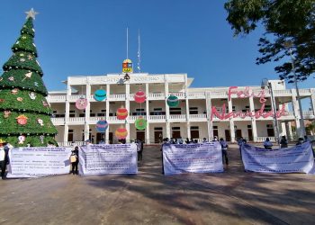 SE MANIFIESTAN INTEGRANTES DEL SITACOBAQROO EN PALACIO DE GOBIERNO