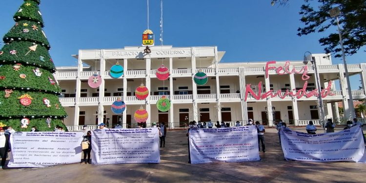 SE MANIFIESTAN INTEGRANTES DEL SITACOBAQROO EN PALACIO DE GOBIERNO