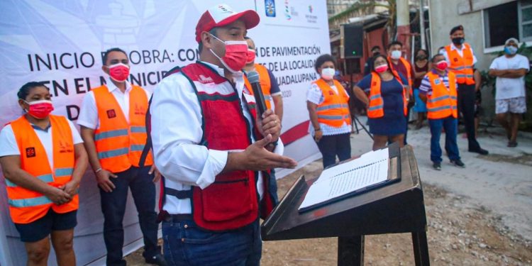 ENCABEZA JUAN CARRILLO EL BANDERAZO DE INICIO DE PAVIMENTACIÓN EN “LA GUADALUPANA”