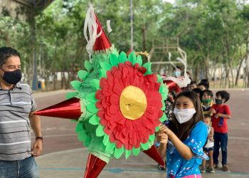 CON PIZZAS Y PIÑATAS FESTEJAN LOS NIÑOS DE VILLAS DEL SOL LAS POSADAS NAVIDEÑAS. LENIN AMARO CCERM.