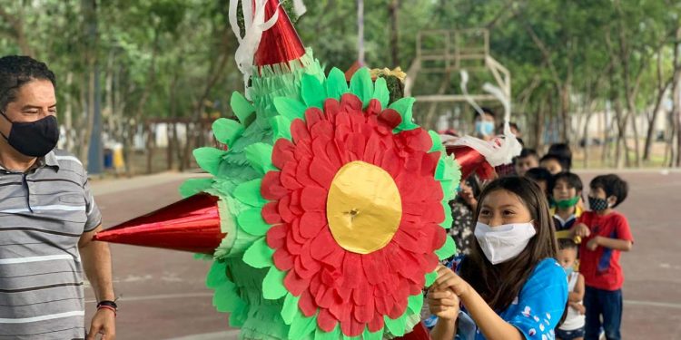 CON PIZZAS Y PIÑATAS FESTEJAN LOS NIÑOS DE VILLAS DEL SOL LAS POSADAS NAVIDEÑAS. LENIN AMARO CCERM.