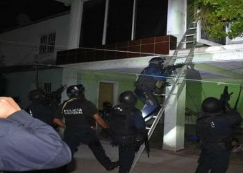 POLICÍA Y CUSTODIA DEL CERESO DETENIDOS POR ROBAR NARCOTIENDITA EN BACALAR