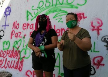 CONGRESO LES CORTA LA LUZ A LAS FEMINISTAS QUE ESTÁN EN PLANTÓN EN EL VESTÍBULO DE ESTE EDIFICIO