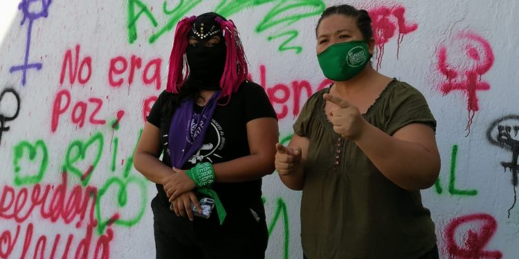 CONGRESO LES CORTA LA LUZ A LAS FEMINISTAS QUE ESTÁN EN PLANTÓN EN EL VESTÍBULO DE ESTE EDIFICIO