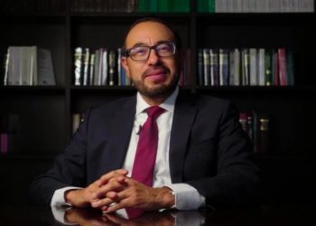 ENTREGAN PREMIO NACIONAL DE DERECHO A  EDWARD MARTÍN REGALADO