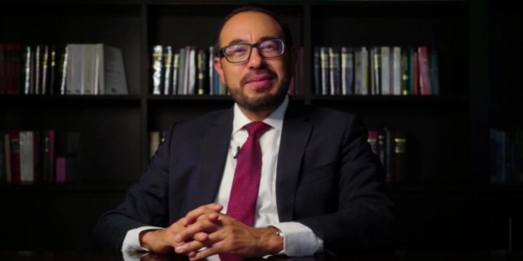 ENTREGAN PREMIO NACIONAL DE DERECHO A  EDWARD MARTÍN REGALADO