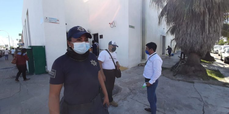 VIGILANCIA SANITARIA Y DE SEGURIDAD EN BANCOS PARA EVITAR AGLOMERACIONES EN CHETUMAL Y CONTAGIOS DE COVID
