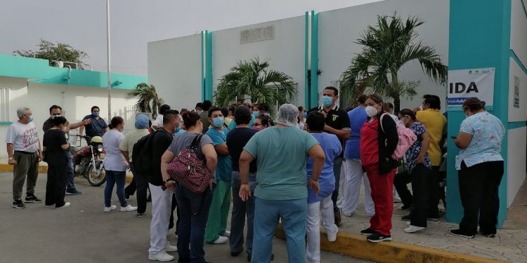 POR SEGUNDO DÍA, CONTINÚAN MANIFESTACIONES EN HOSPITAL GENERAL DE CHETUMAL