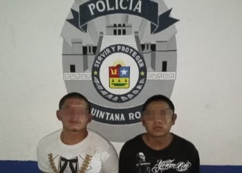 ELEMENTOS DE LA POLICÍA DE QUINTANA ROO EN TULUM ASEGURAN A DOS SUJETOS POR DESPOJAR A UNA MUJER DE SUS PERTENENCIAS